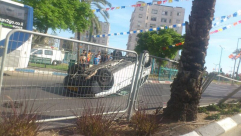 بالصور: إصابة متوسطة بإنقلاب مركبة وسط مدينة اللد